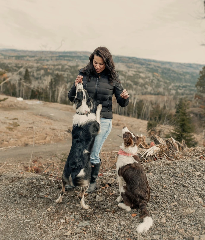 La propriétaire de Truffes Gaspésie avec ses chiens truffiers